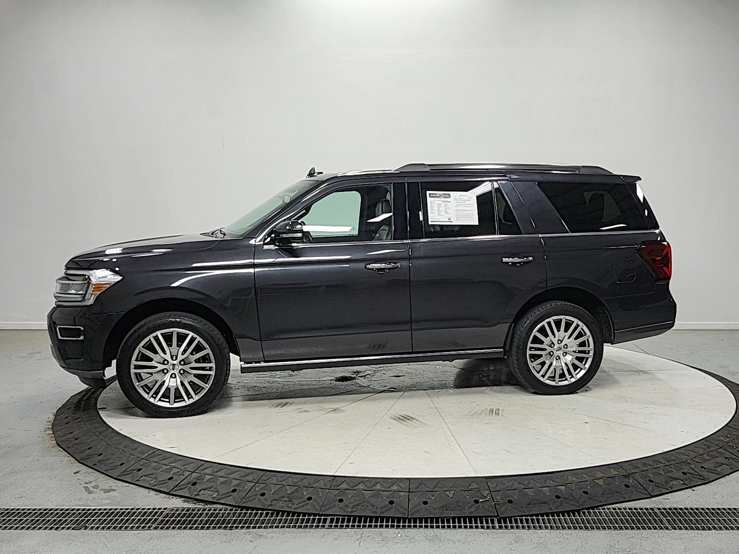 Used 2024 Ford Expedition Limited RWD image 4