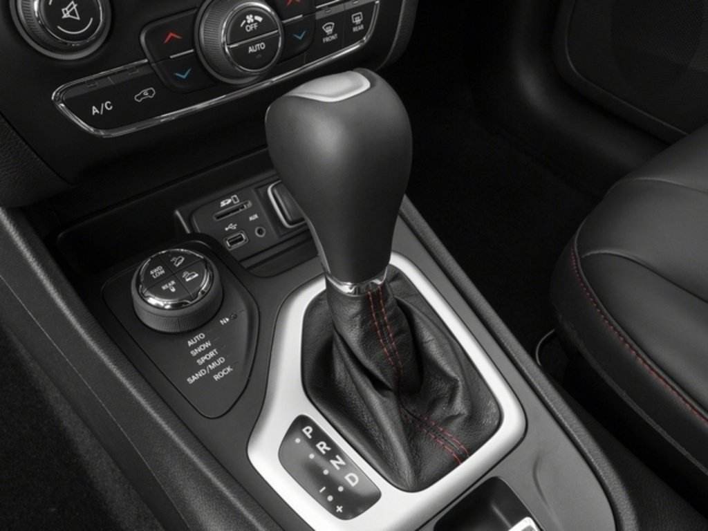 Used 2017 Jeep Cherokee Trailhawk w/ Cold Weather Group image 10