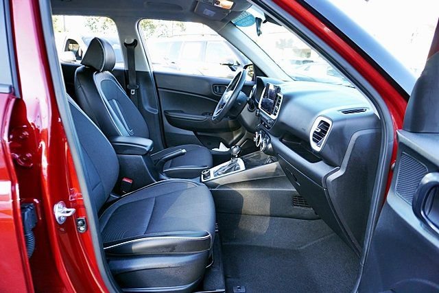 Certified 2025 Hyundai Venue Limited FWD image 11