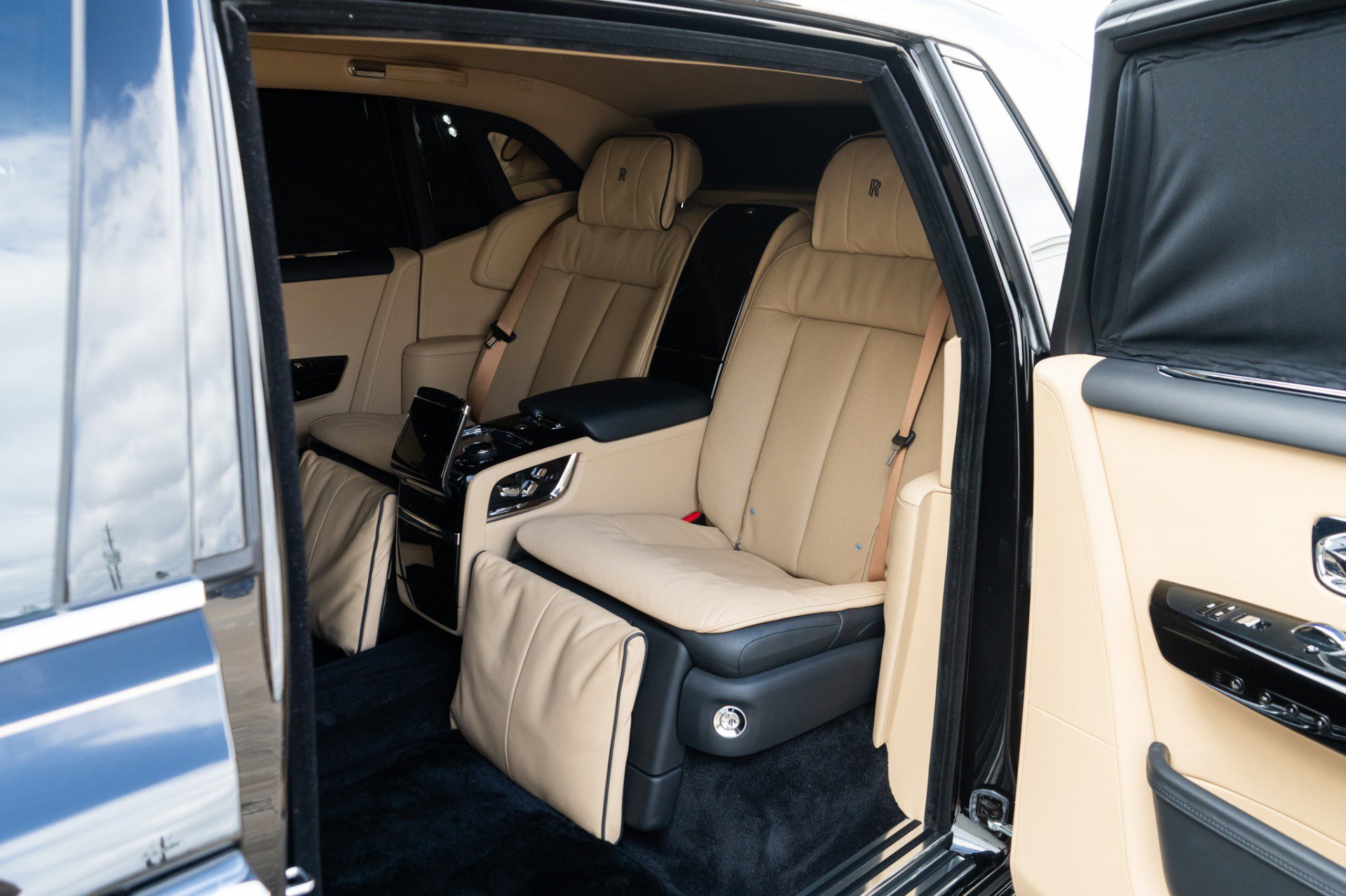 Used 2022 Rolls-Royce Phantom Extended Wheelbase image 27