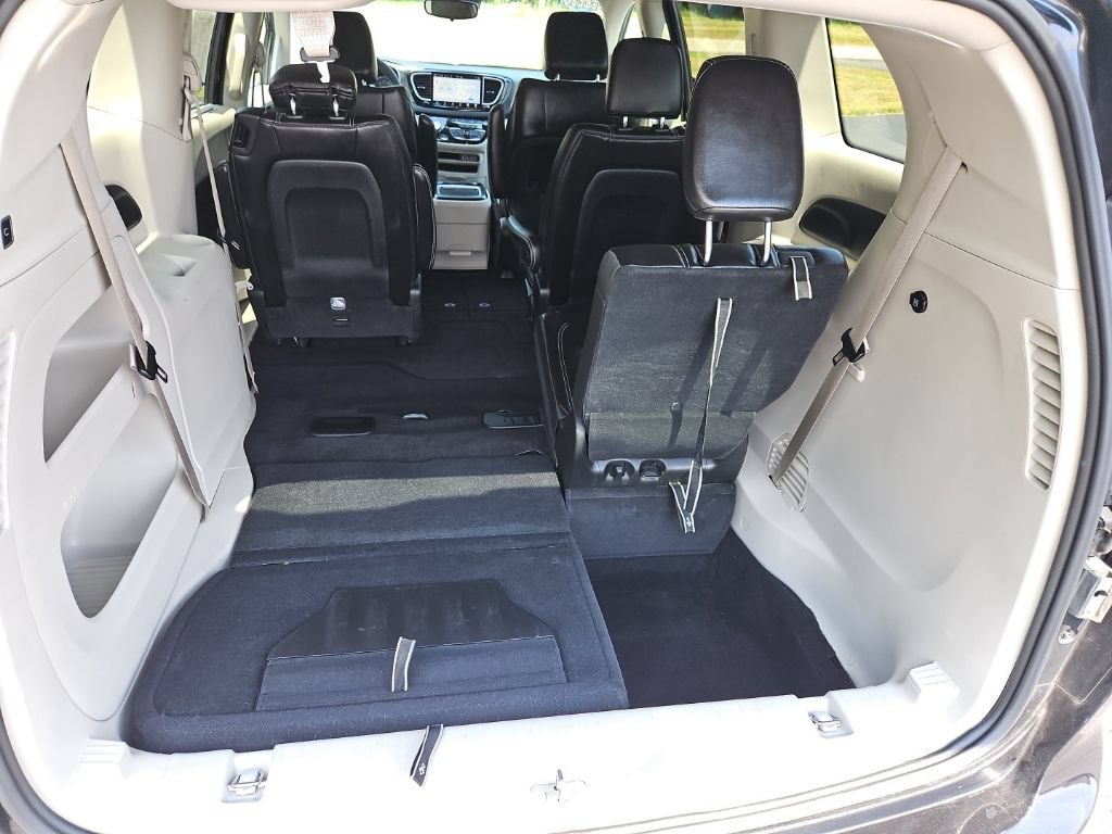 Used 2024 Chrysler Pacifica Touring-L FWD image 26