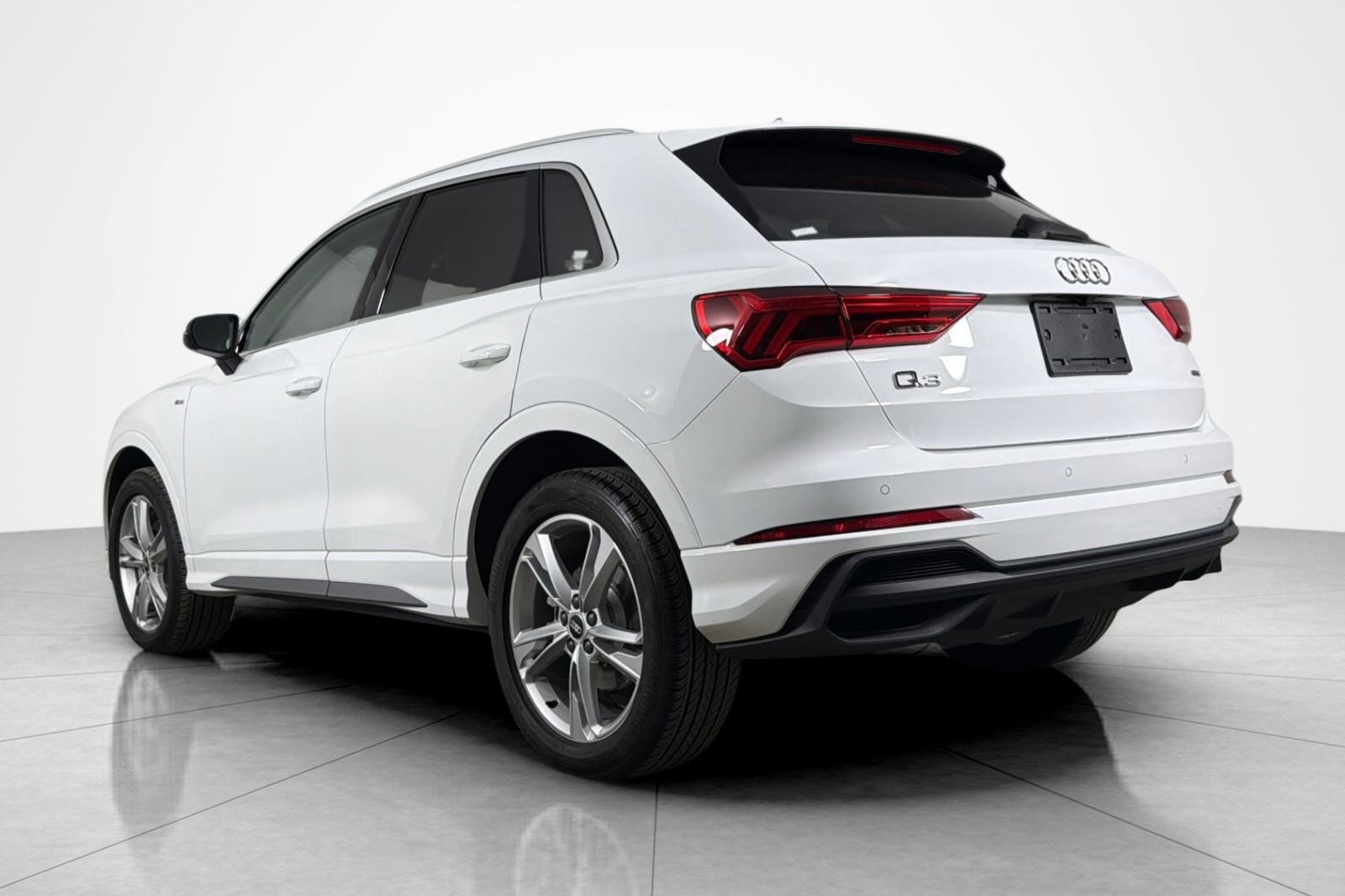 Used 2023 Audi Q3 2.0T Premium w/ Convenience Package AWD/4WD image 3
