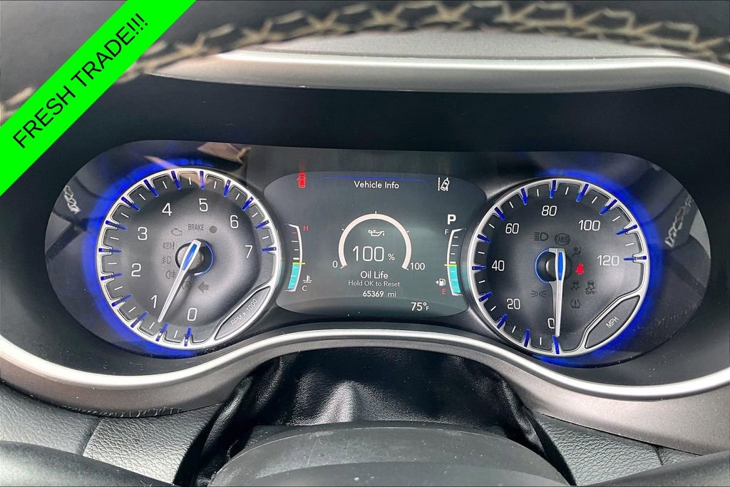 Used 2023 Chrysler Pacifica Touring-L FWD image 13