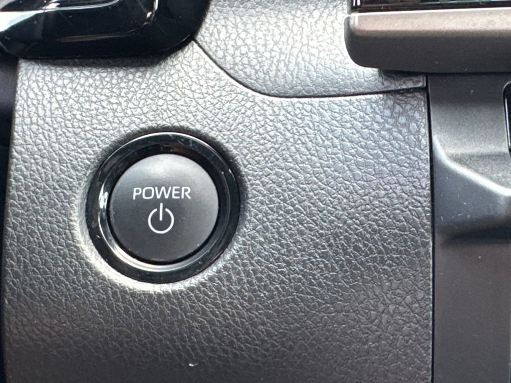 Used 2025 Toyota Camry SE image 32