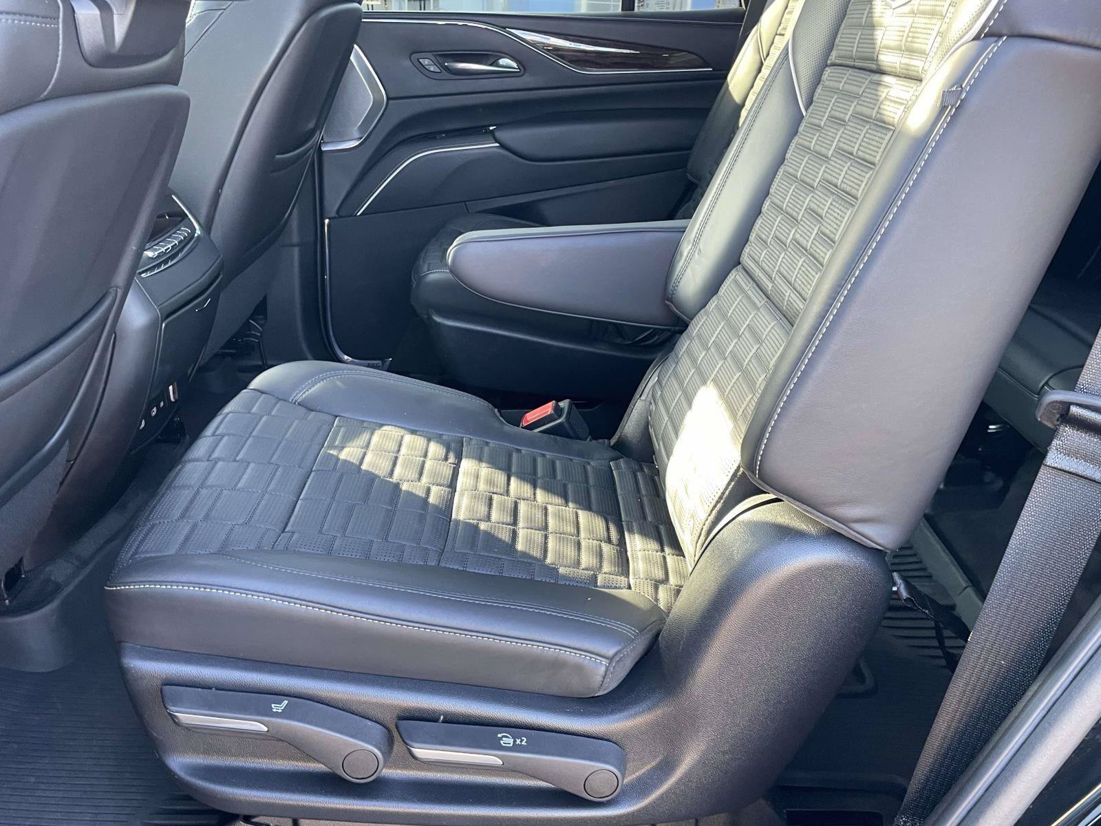 Used 2022 Cadillac Escalade Premium Luxury Platinum AWD/4WD image 5