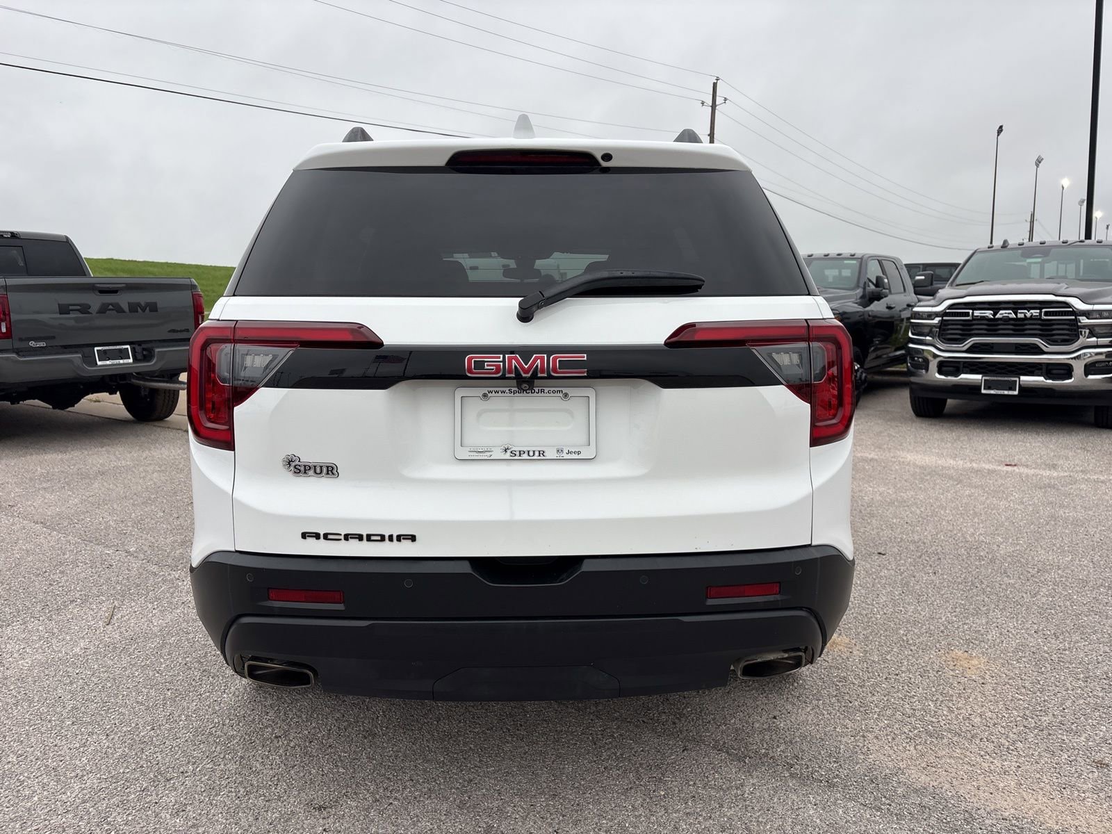Used 2022 GMC Acadia SLE w/ Driver Convenience Package FWD image 5