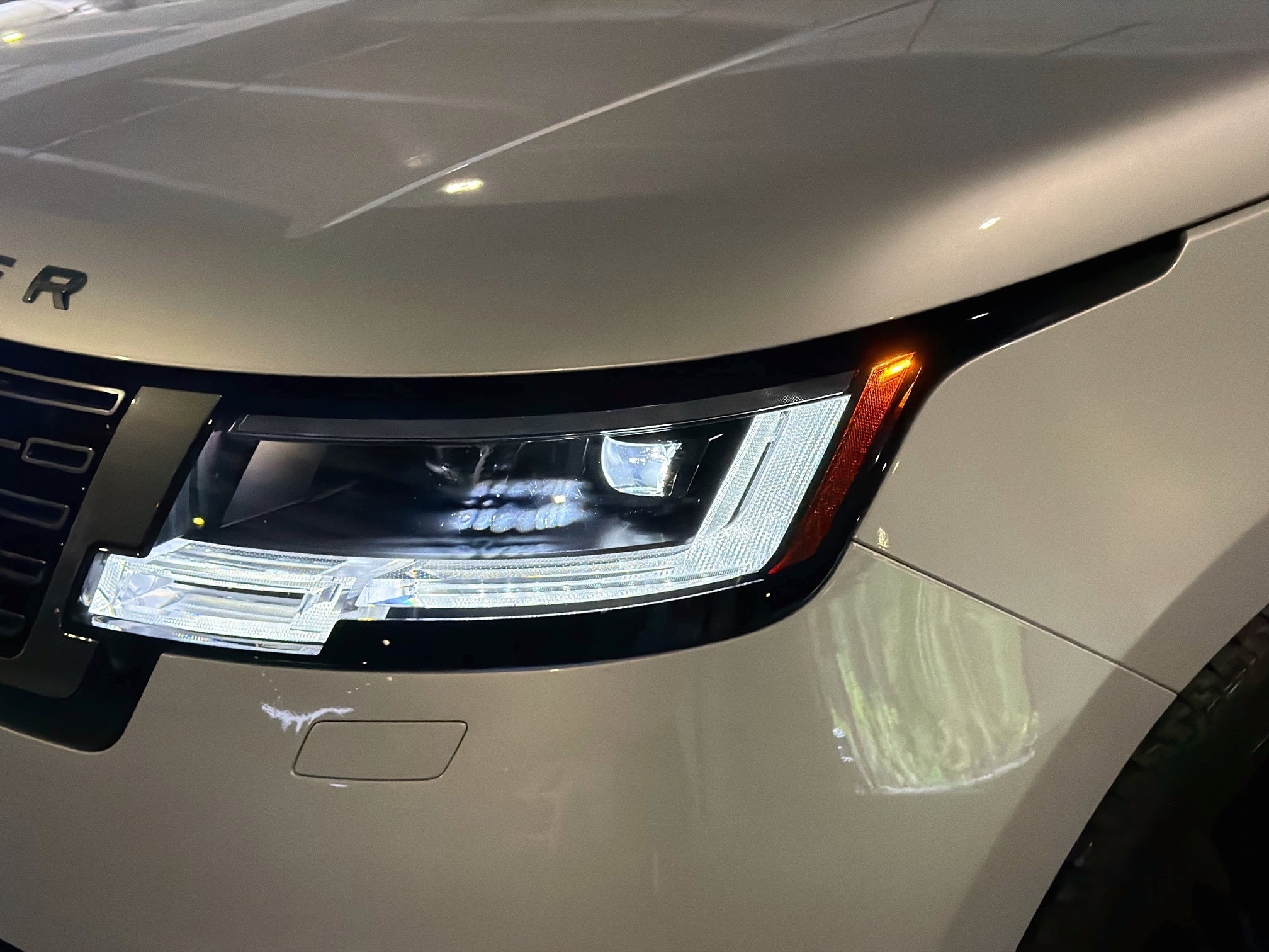 Certified 2025 Land Rover Range Rover SE AWD/4WD image 9