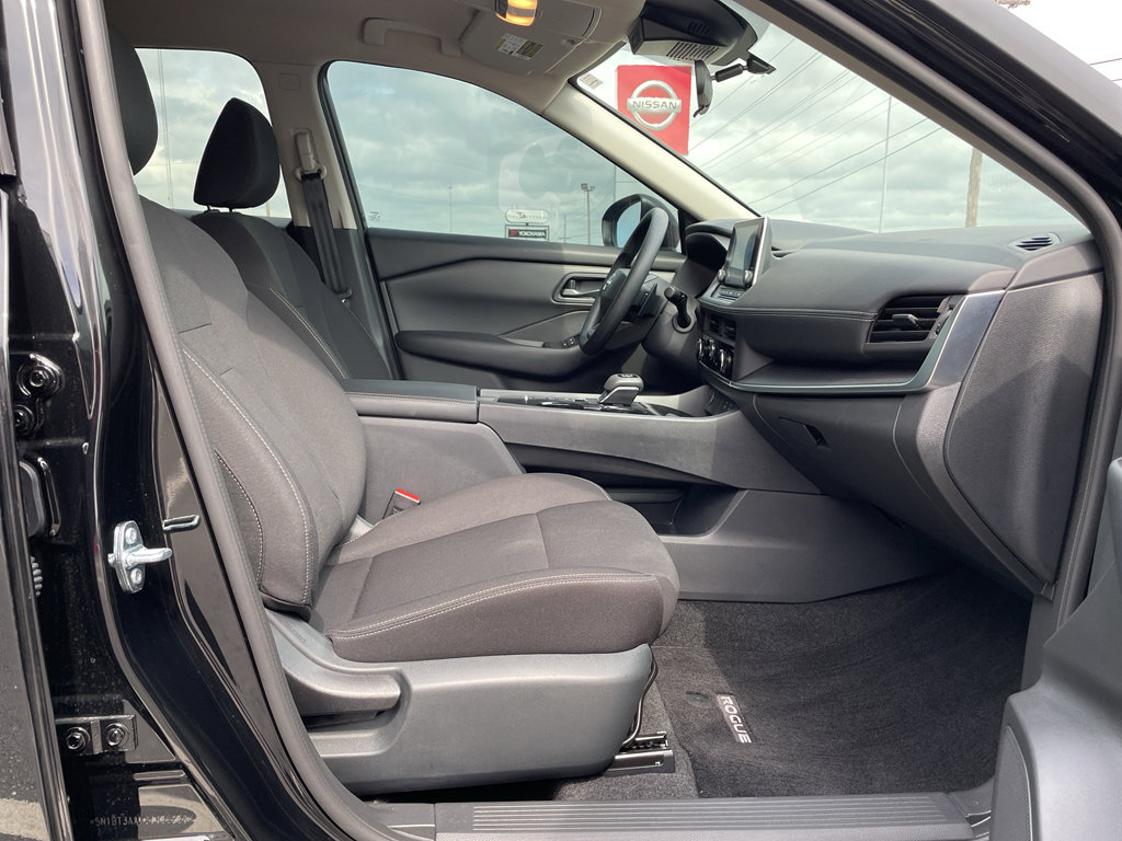 Used 2025 Nissan Rogue S image 18