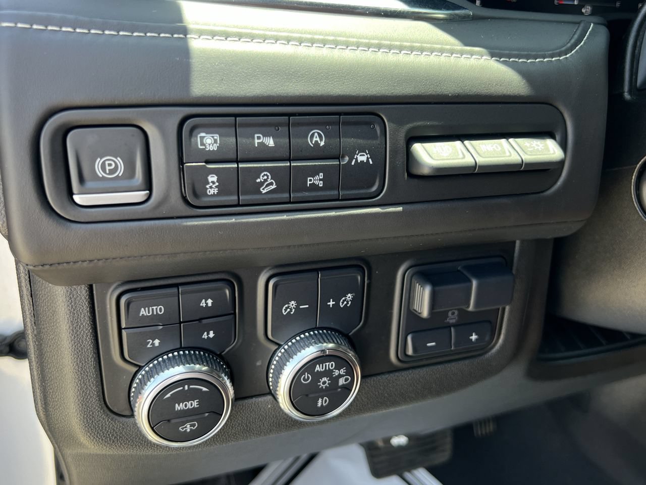 Used 2023 GMC Yukon Denali Ultimate AWD/4WD image 12