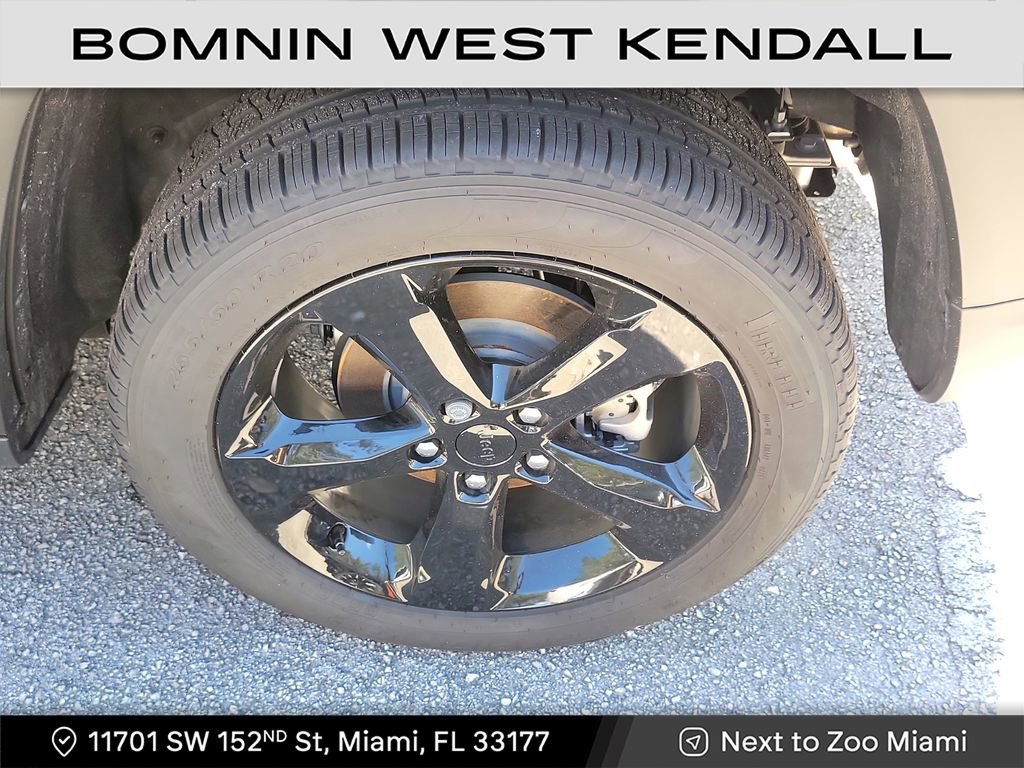 Used 2025 Jeep Grand Cherokee Limited w/ Black Appearance Package image 7