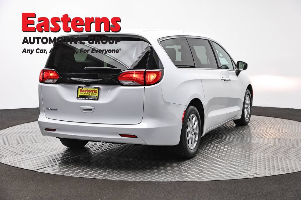 Used 2023 Chrysler Voyager LX FWD image 5