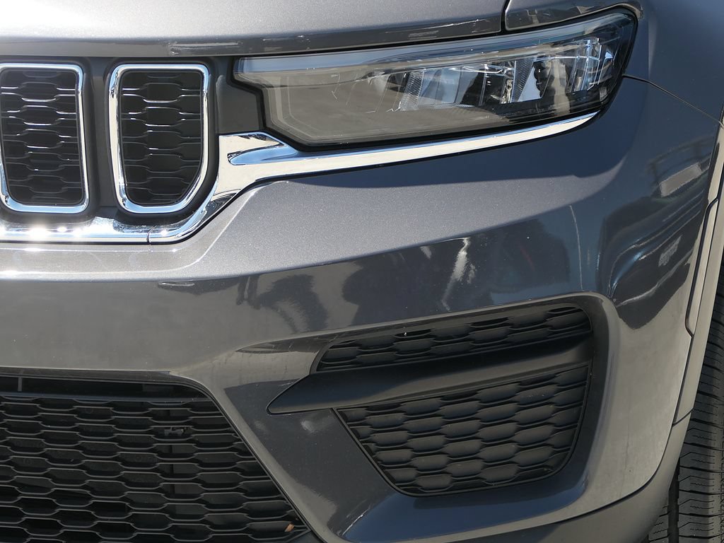 Used 2025 Jeep Grand Cherokee Laredo RWD image 8