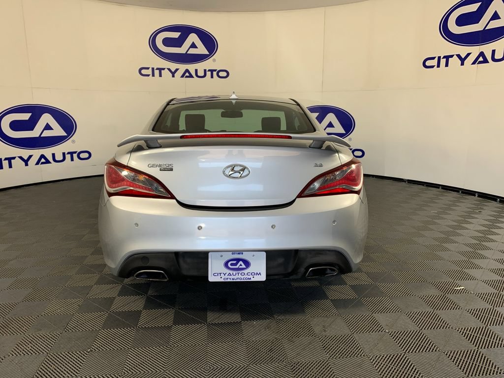 Used 2016 Hyundai Genesis Coupe 3.8 RWD image 4