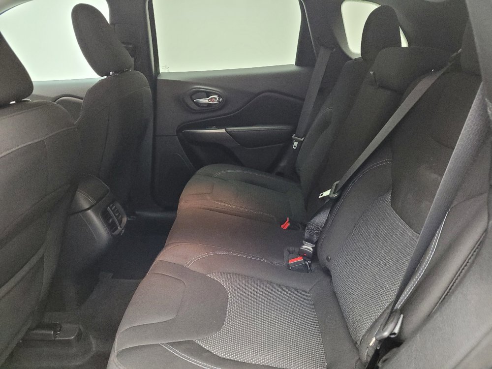 Used 2019 Jeep Cherokee Latitude w/ Popular Appearance Group AWD/4WD image 18