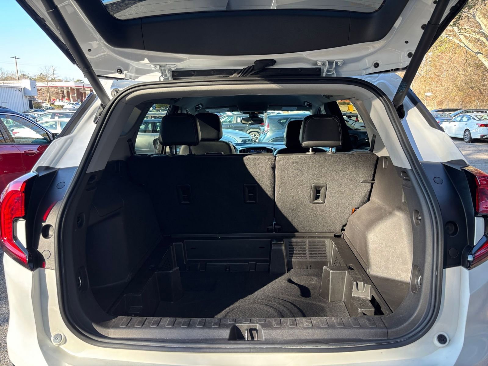 Used 2024 GMC Terrain SLT image 33