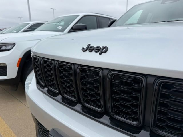 New 2025 Jeep Grand Cherokee Limited w/ Black Appearance Package image 4