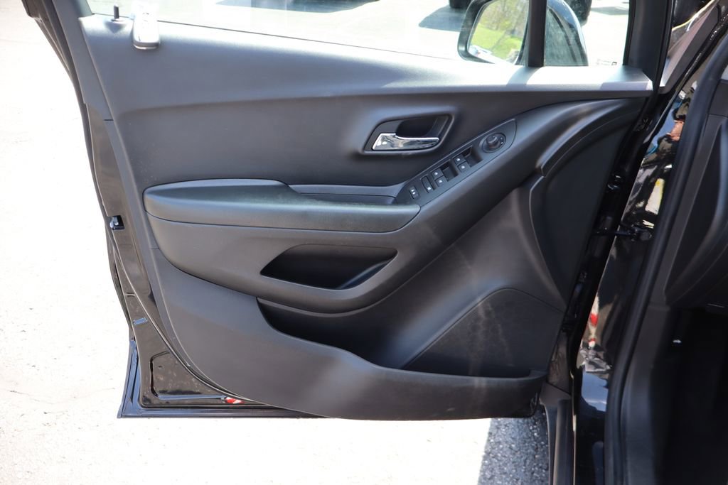 Used 2022 Chevrolet Trax LT w/ LT Convenience Package image 21