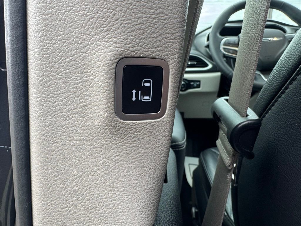 Used 2022 Chrysler Pacifica Touring-L image 17