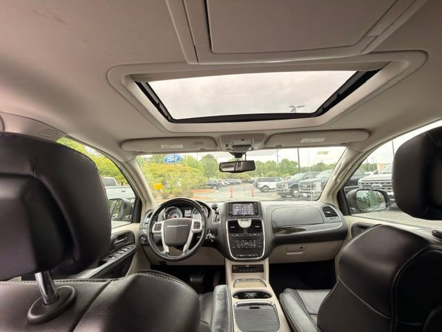 Used 2015 Chrysler Town & Country Limited Platinum FWD image 5
