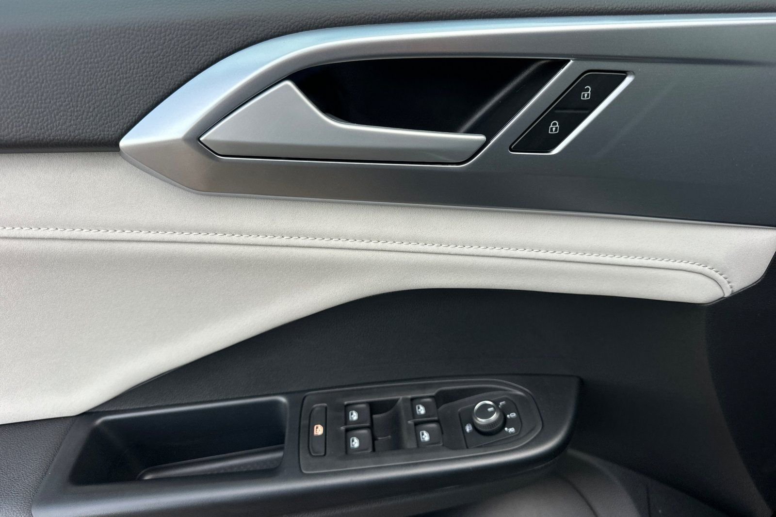 New 2026 Volkswagen Taos SE FWD image 11