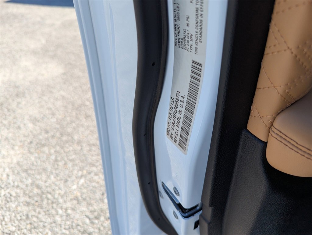 Used 2025 Jeep Grand Cherokee Summit w/ Obsidian Package image 41