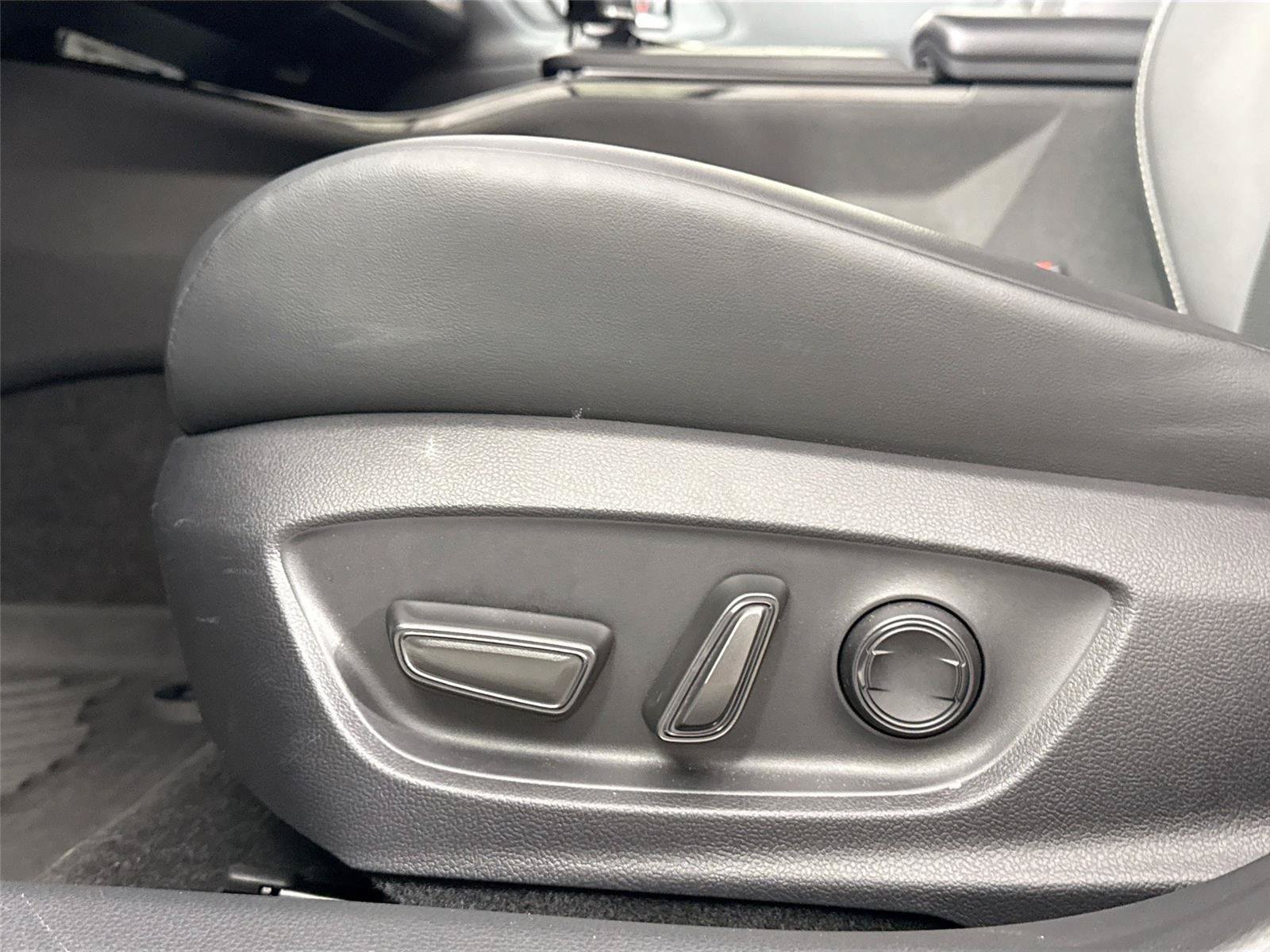 Certified 2025 Toyota Prius XLE FWD image 29