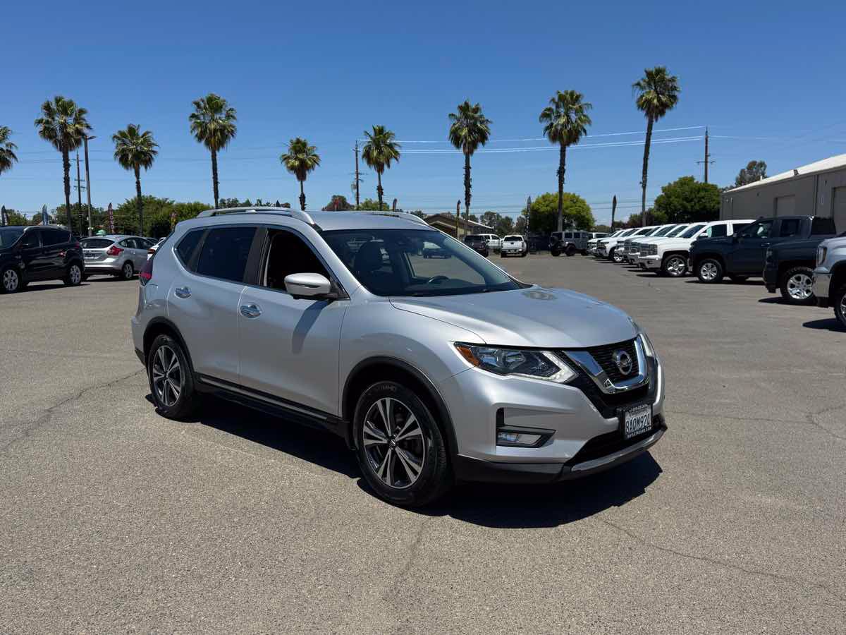 Used 2017 Nissan Rogue SL FWD image 2