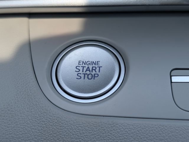 Used 2025 Hyundai Elantra Limited image 27