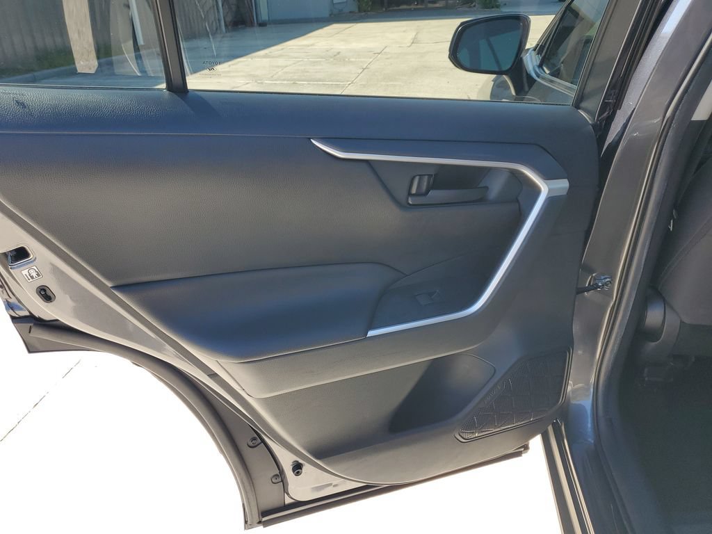 Used 2019 Toyota RAV4 LE FWD image 16