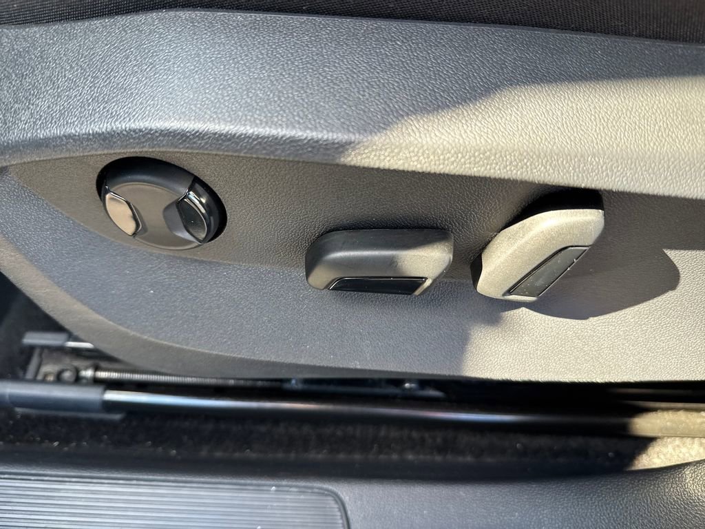 Used 2024 Volkswagen Taos SE image 9