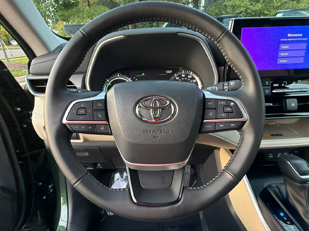 Used 2025 Toyota Highlander XLE AWD/4WD image 30