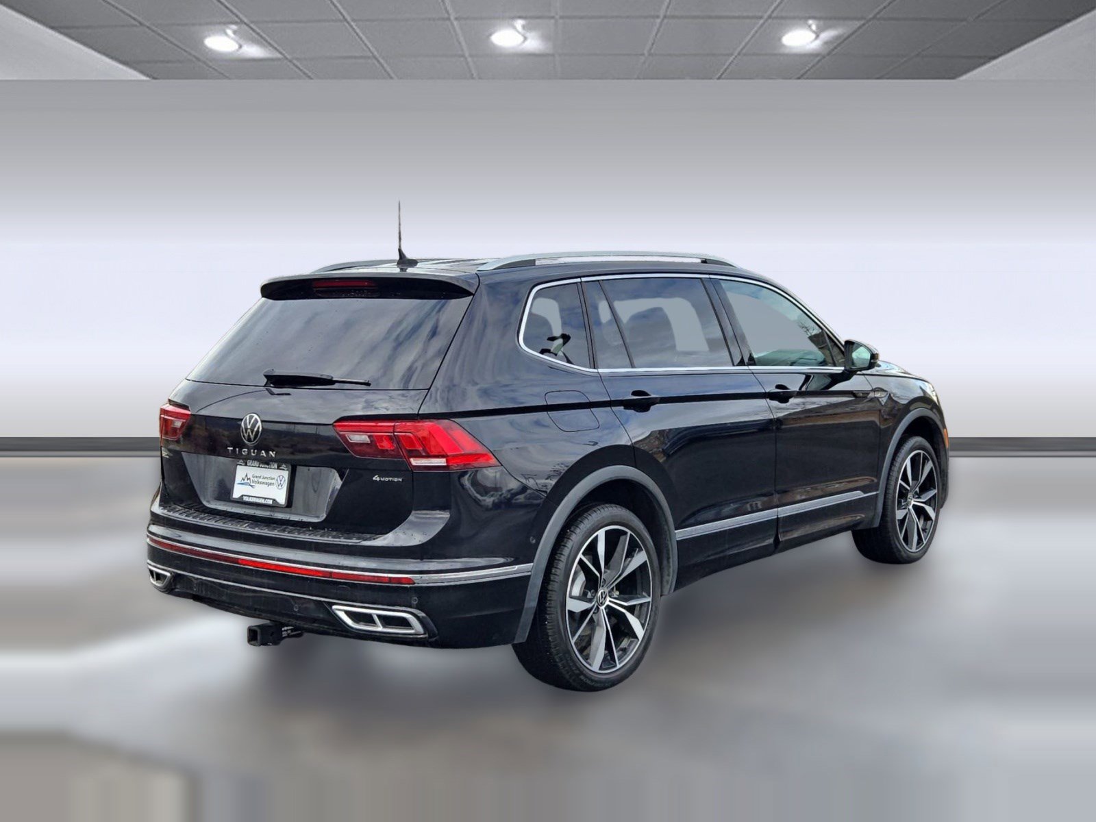Used 2023 Volkswagen Tiguan SEL R-Line image 8