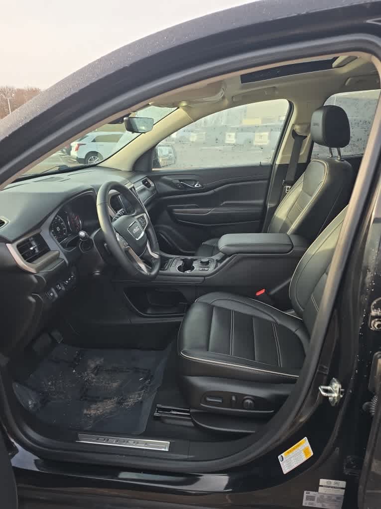 Used 2023 GMC Acadia Denali w/ Black Diamond Edition image 5
