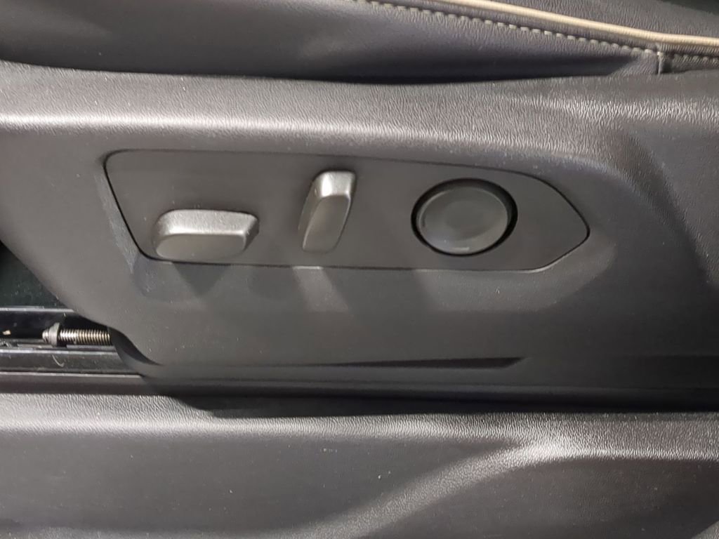 Used 2023 GMC Yukon SLT w/ SLT Premium Package image 17