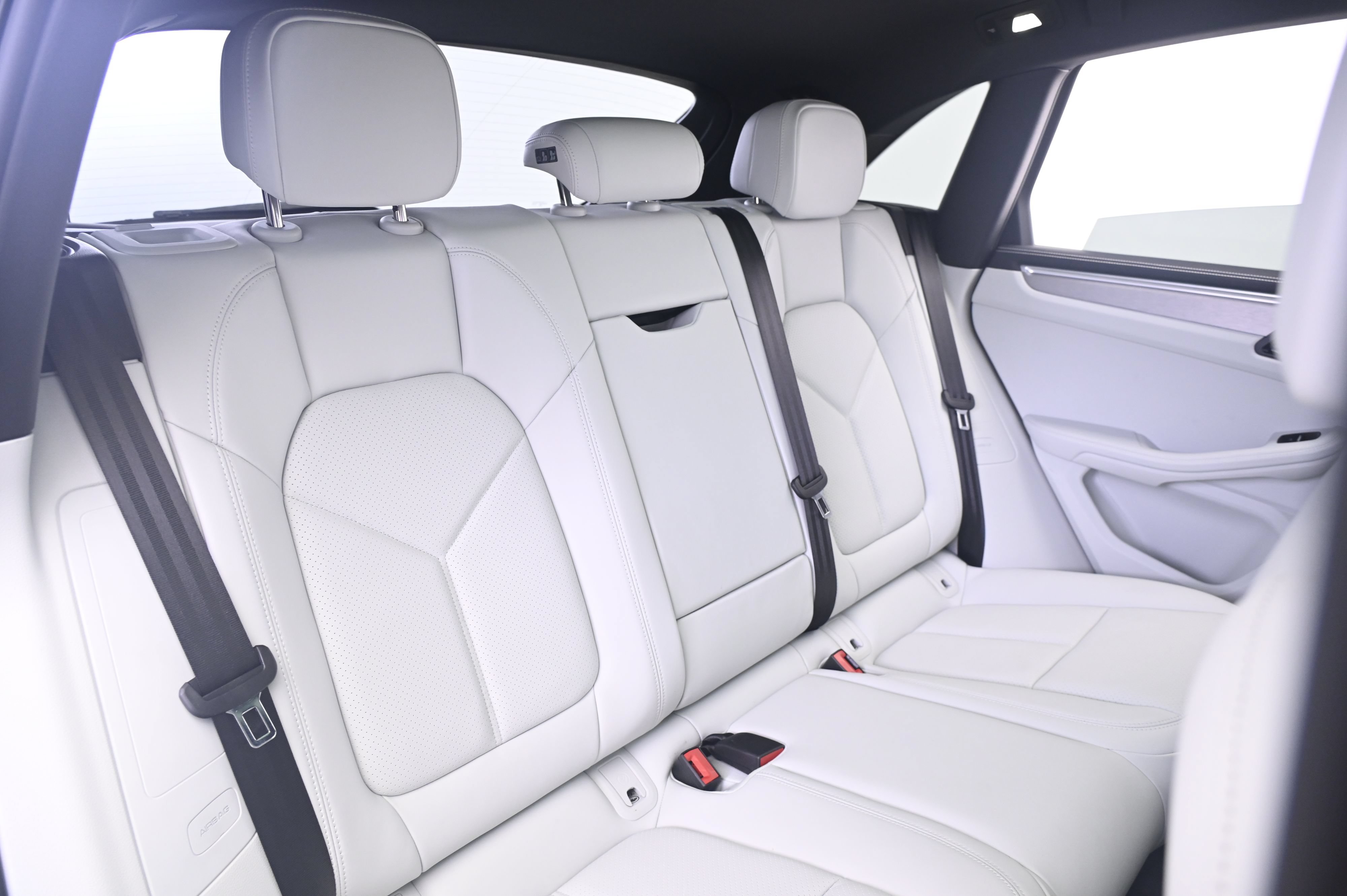 Certified 2023 Porsche Macan AWD/4WD image 19