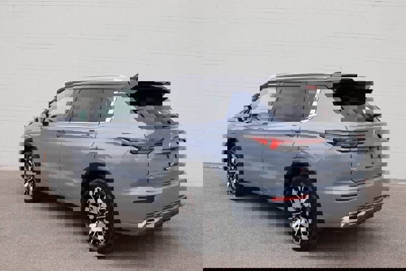 New 2025 Mitsubishi Outlander SEL image 2