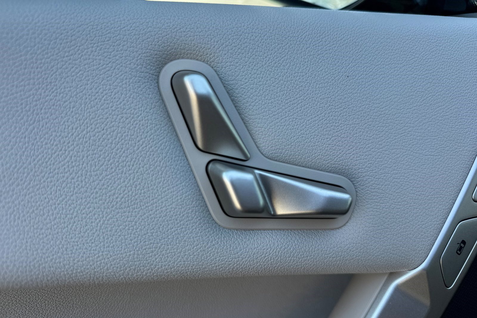 Used 2025 BMW iX xDrive50 image 14