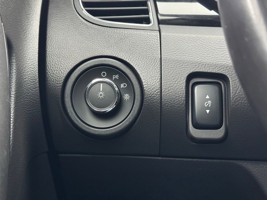 Used 2010 Ford Taurus Limited FWD image 19