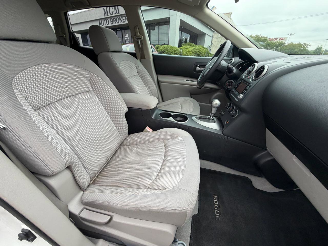 Used 2011 Nissan Rogue SV FWD image 41