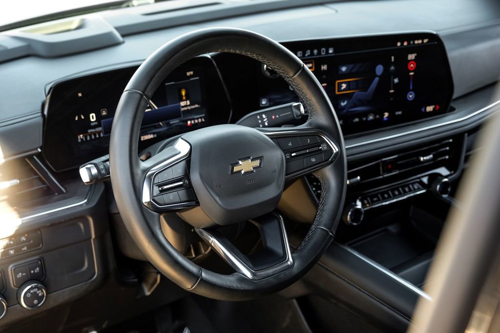 Used 2025 Chevrolet Suburban LS image 12