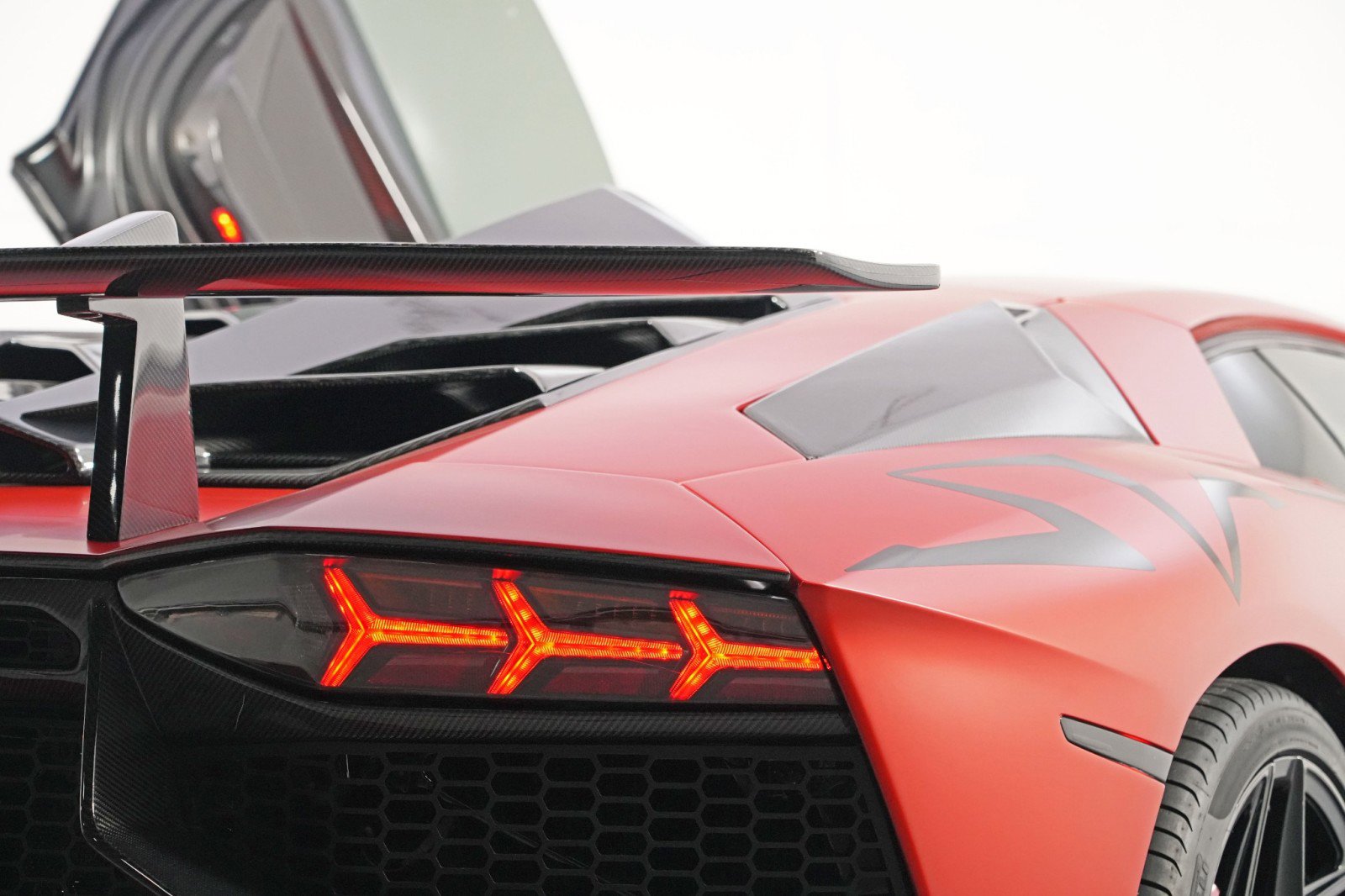 Used 2017 Lamborghini Aventador S image 91