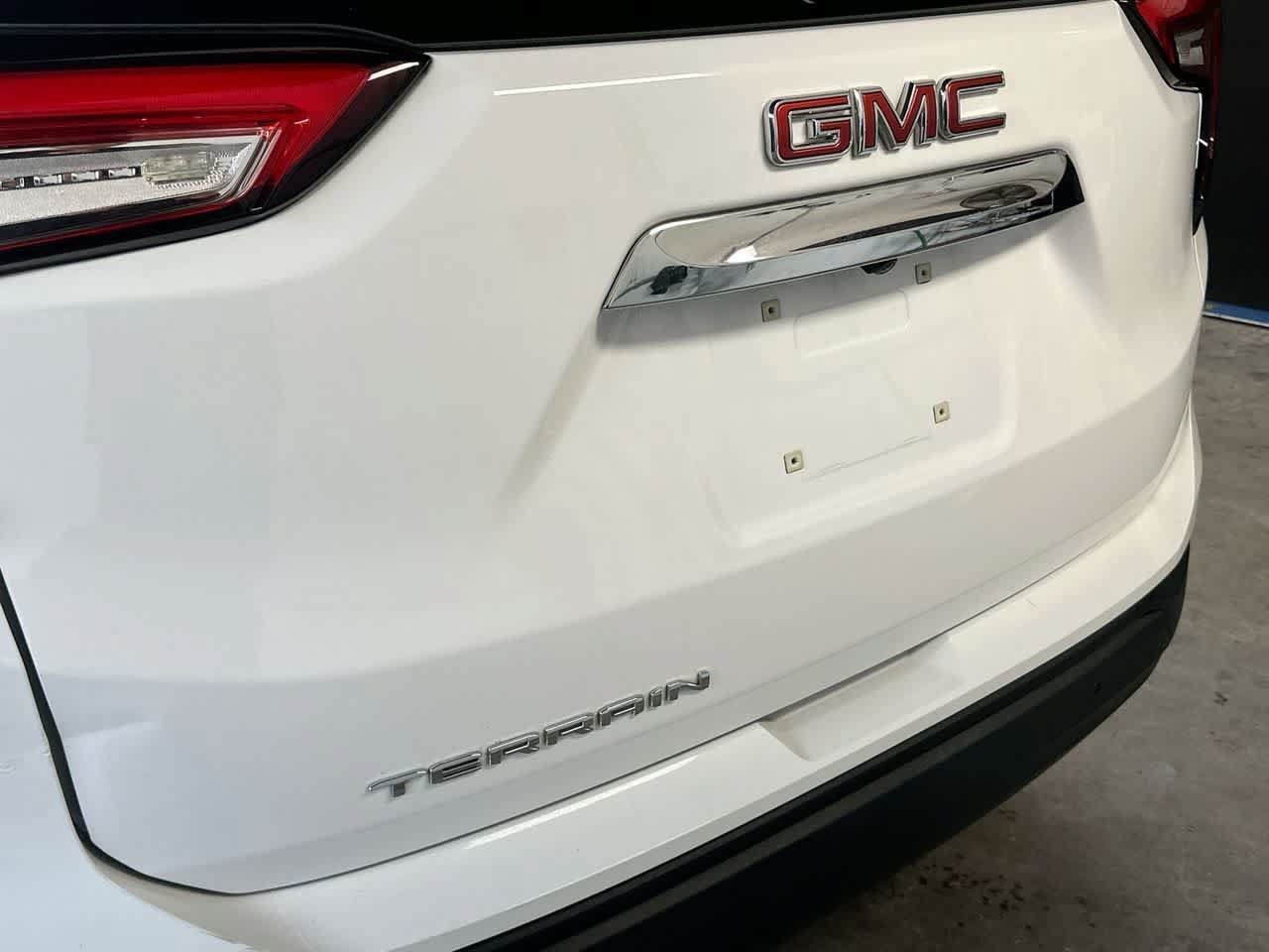 Used 2023 GMC Terrain SLE w/ Driver Convenience Package FWD image 10