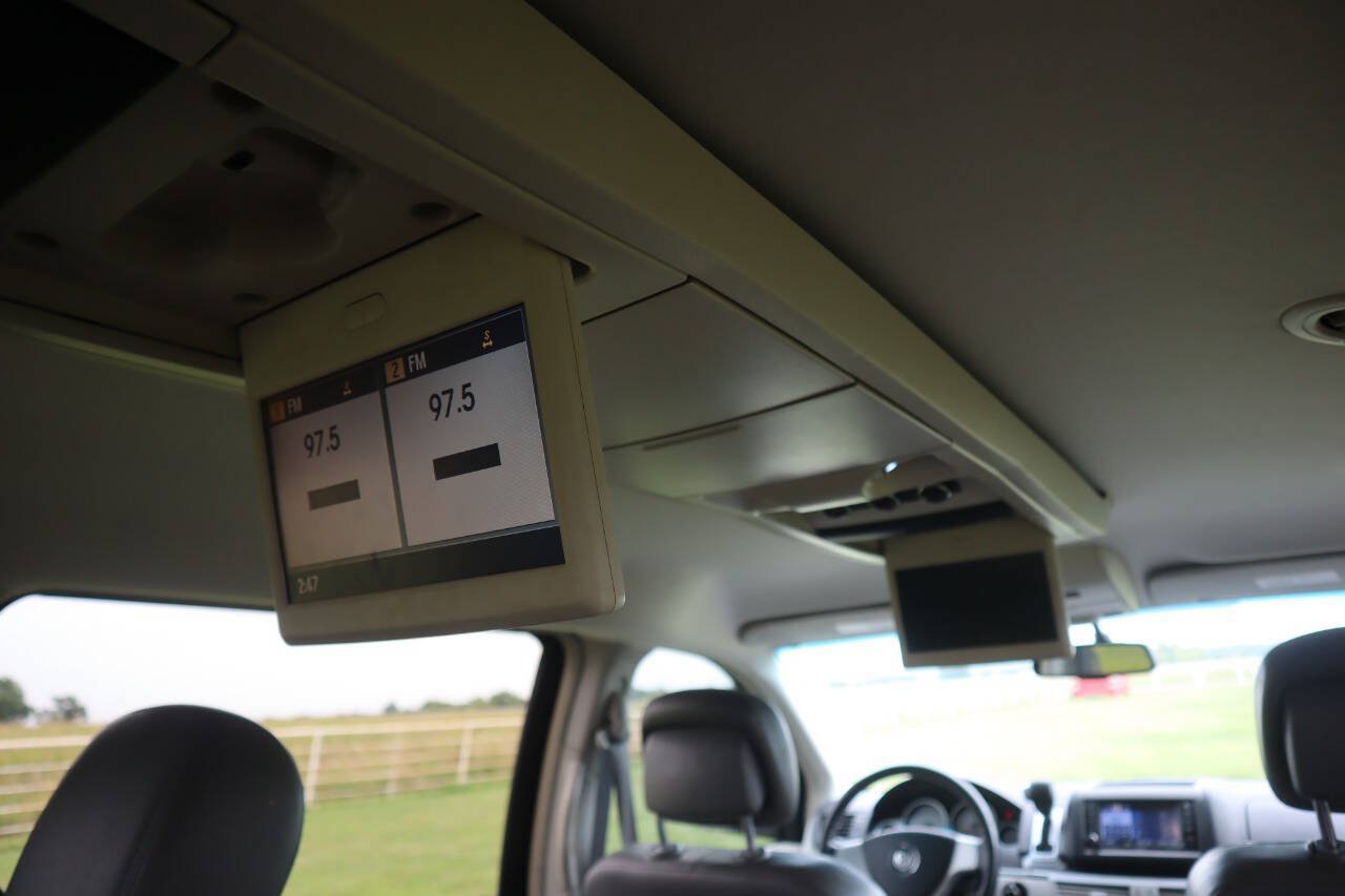 Used 2010 Volkswagen Routan SE FWD image 32