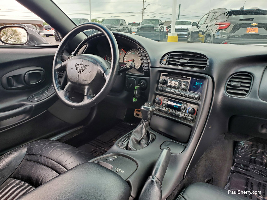 Used 2004 Chevrolet Corvette Coupe RWD image 3