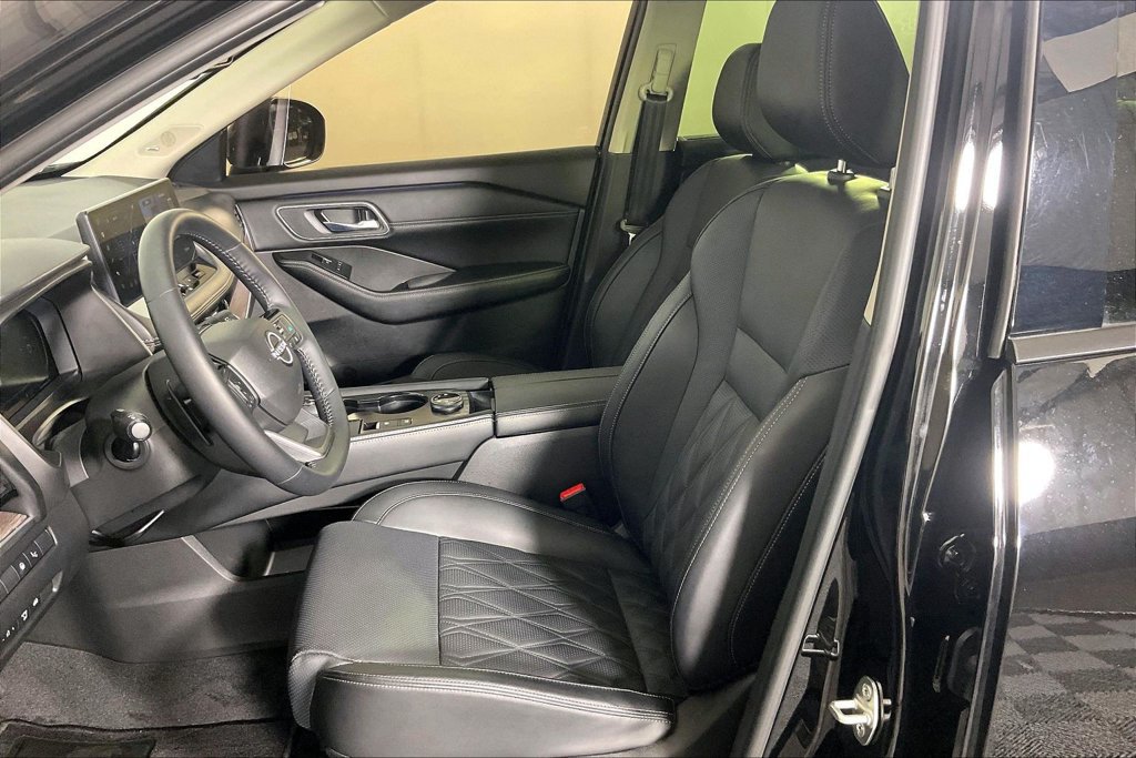 Used 2026 Nissan Rogue Platinum w/ Platinum Premium Package AWD/4WD image 32