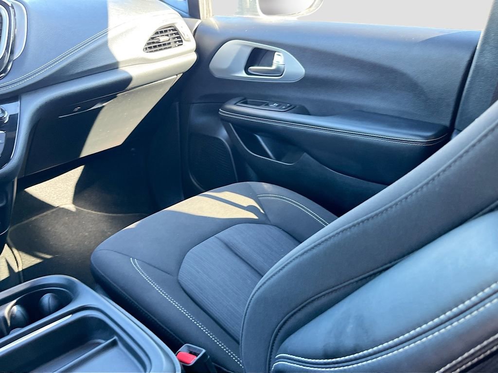 Used 2023 Chrysler Pacifica Touring image 22