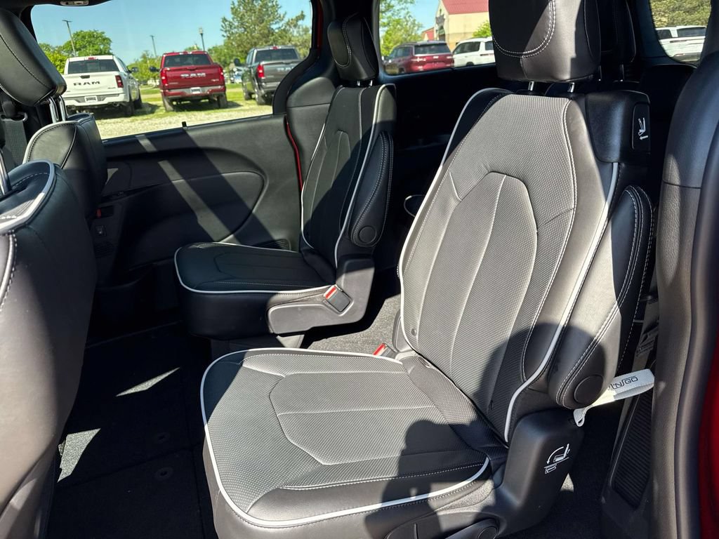 New 2027 Chrysler Pacifica Limited w/ S Appearance Package FWD image 12