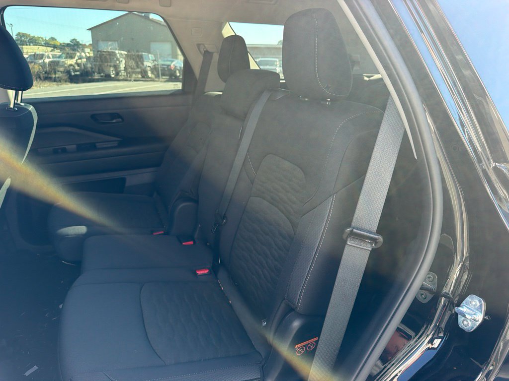 Used 2025 Nissan Pathfinder S AWD/4WD image 10