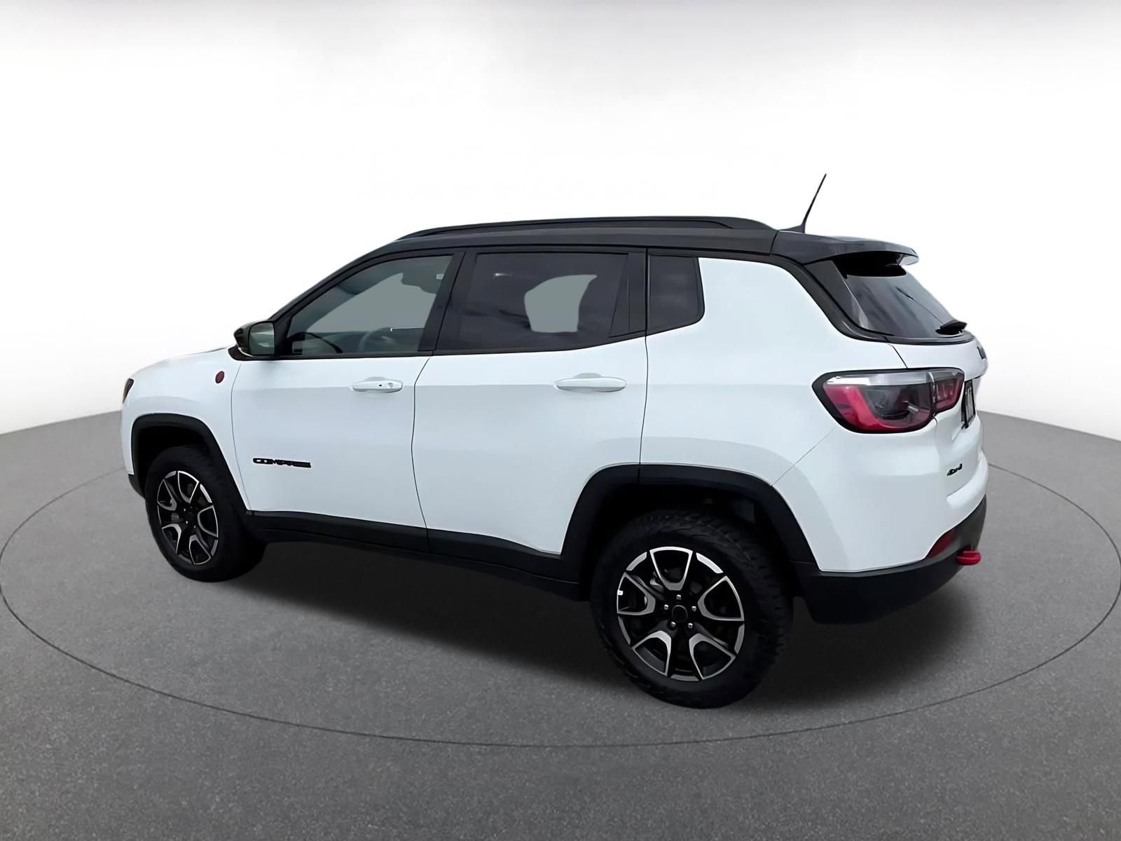 Used 2025 Jeep Compass Trailhawk AWD/4WD image 10
