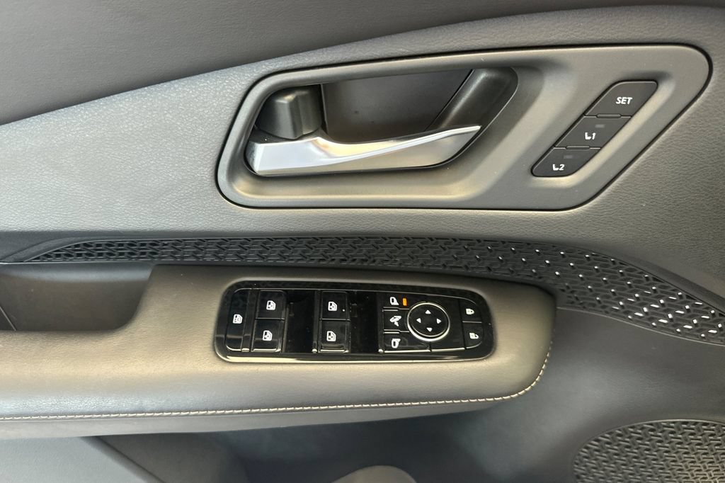 Used 2024 Nissan Ariya AWD image 10